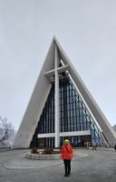Reisebegleitung Ria vor der Eismeerkathedrale