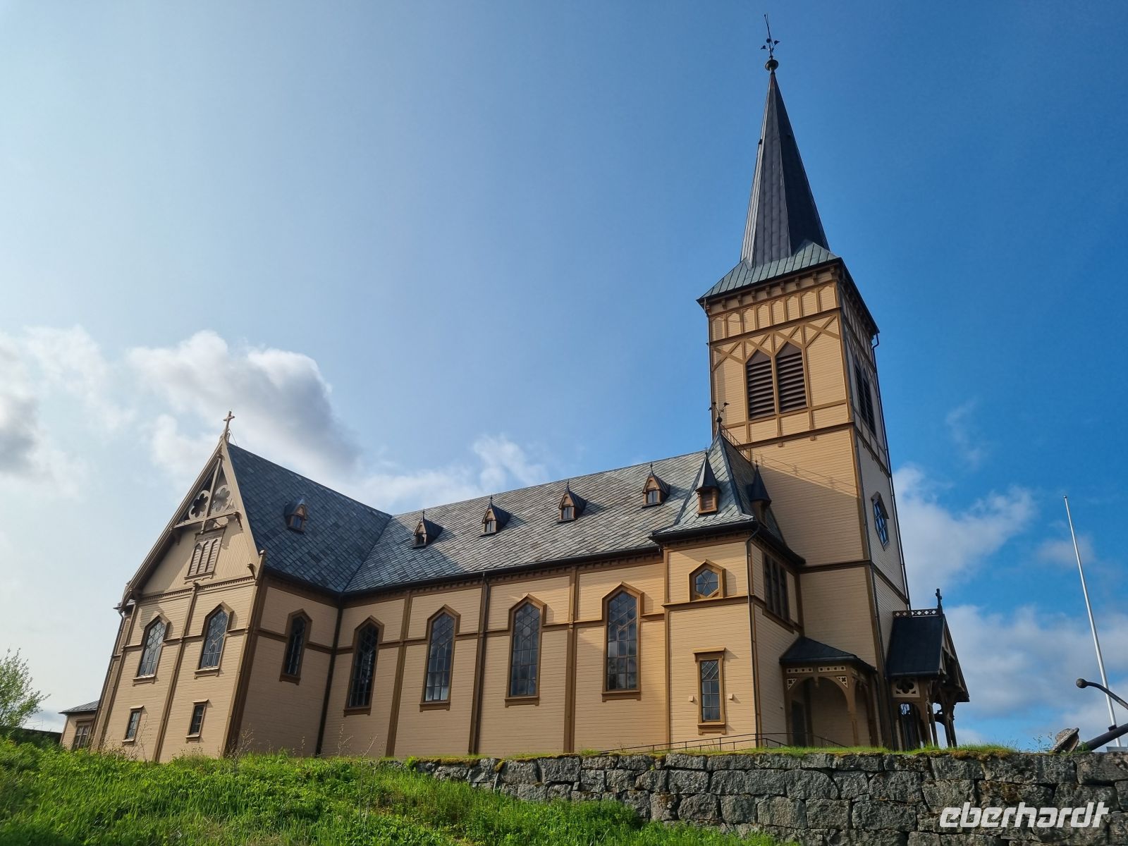 Lofoten - Insel Austvågøy (Vågan-Kirche bzw. Lofotenkathedrale in Kabelvåg)