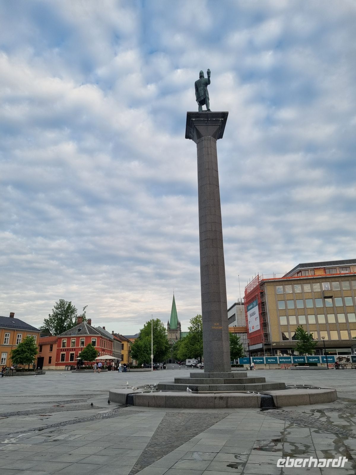 Trondheim - Marktplatz (Torget) mit der Statue der Stadtgründers und Wikingerkönigs Olav I. Tryggvason