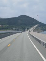 Fast wie eine Autoschanze - Tresfjordbrücke 