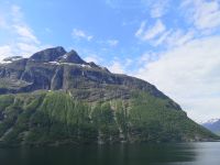 Die Berge am Geirangerfjord ragen bis 1800 m in den Himmel 