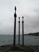 3 Schwerter im Fels bei graum Wetter