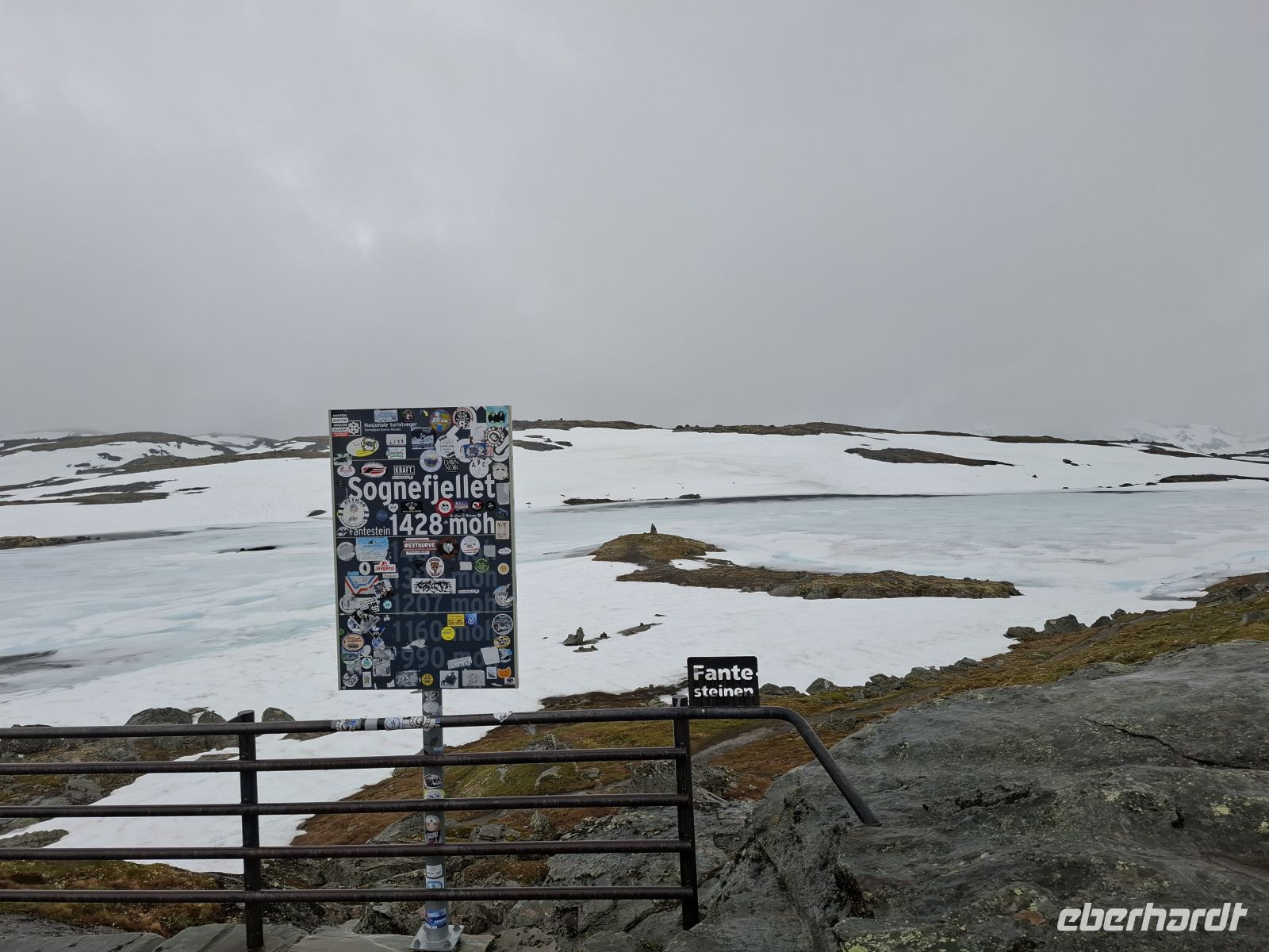 der See Presteinvatnet auf dem höchsten Straßenpunkt des Sognefjells ist noch zugefroren