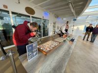 Lachsverkostung auf dem Schiff