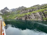 Wir fahren in den Trollfjord hinein