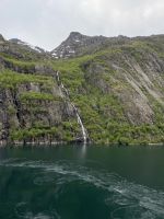 Wir fahren in den Trollfjord hinein