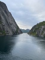 Wir fahren in den Trollfjord hinein