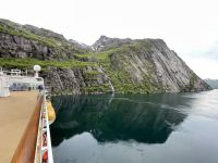 Wir fahren in den Trollfjord hinein