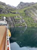 Wir fahren in den Trollfjord hinein