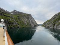 Wir fahren in den Trollfjord hinein