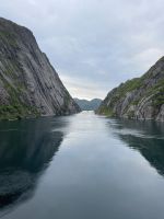 Wir fahren in den Trollfjord hinein