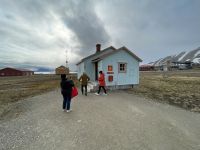 Spitzbergen - Landgang in Ny Alesund einer der nördlichsten Siedlungen der Welt 