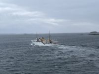 Gegen 22:30Uhr fahren wir an der historischen Yacht der Königsfamilie vorbei 