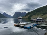 Nach dem Mittagessen erreichen wir das kleine Dorf Sæbø 