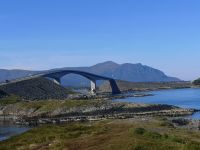 Storseisund Brück mit dem Hengstberg im Hintergrund 
