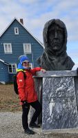 Ny Alesund,  Reisebegleitung Ria an der Büste von Roald Amundsen 
