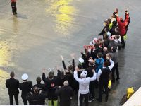 Crew trifft sich zum Gruppenfoto 