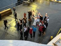 Crew trifft sich zum Gruppenfoto 
