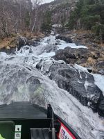 Fjordsafari - rein in den Wasserfall