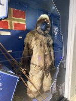 Amundsens Flagge und Polaranzug