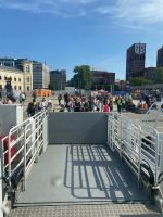 viele weniger Glückliche bleiben zurück