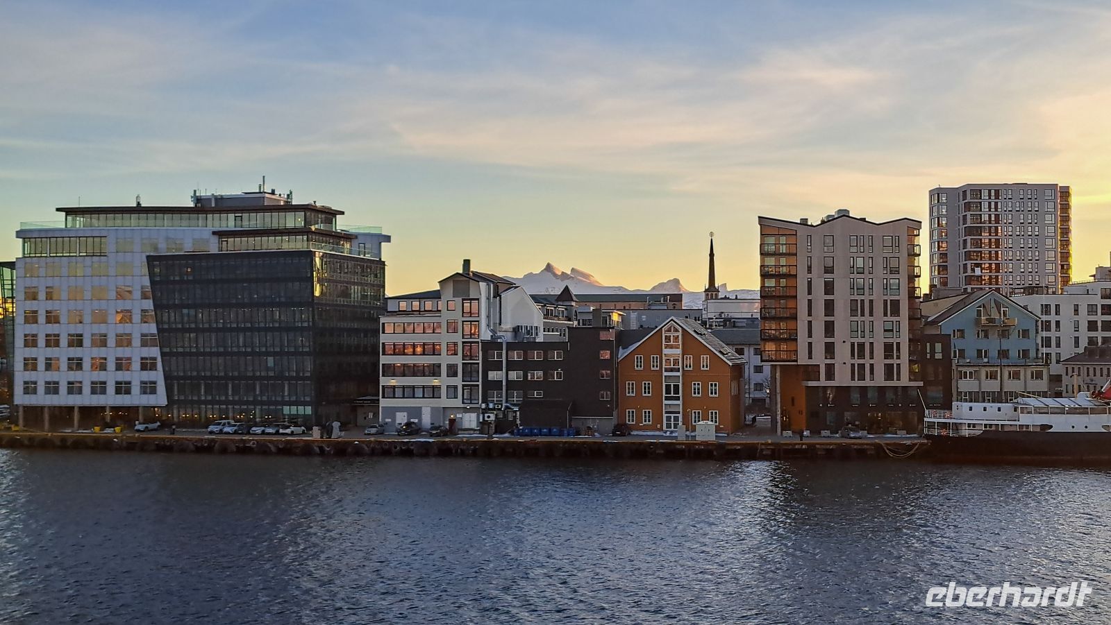 Bodø - Hauptstadt der Nordland fylke (mit Bergkulisse im Hintergrund)