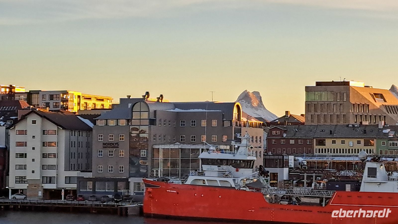 Bodø - Hauptstadt der Nordland fylke (mit Bergkulisse im Hintergrund)