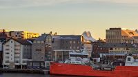 Bodø - Hauptstadt der Nordland fylke (mit Bergkulisse im Hintergrund)