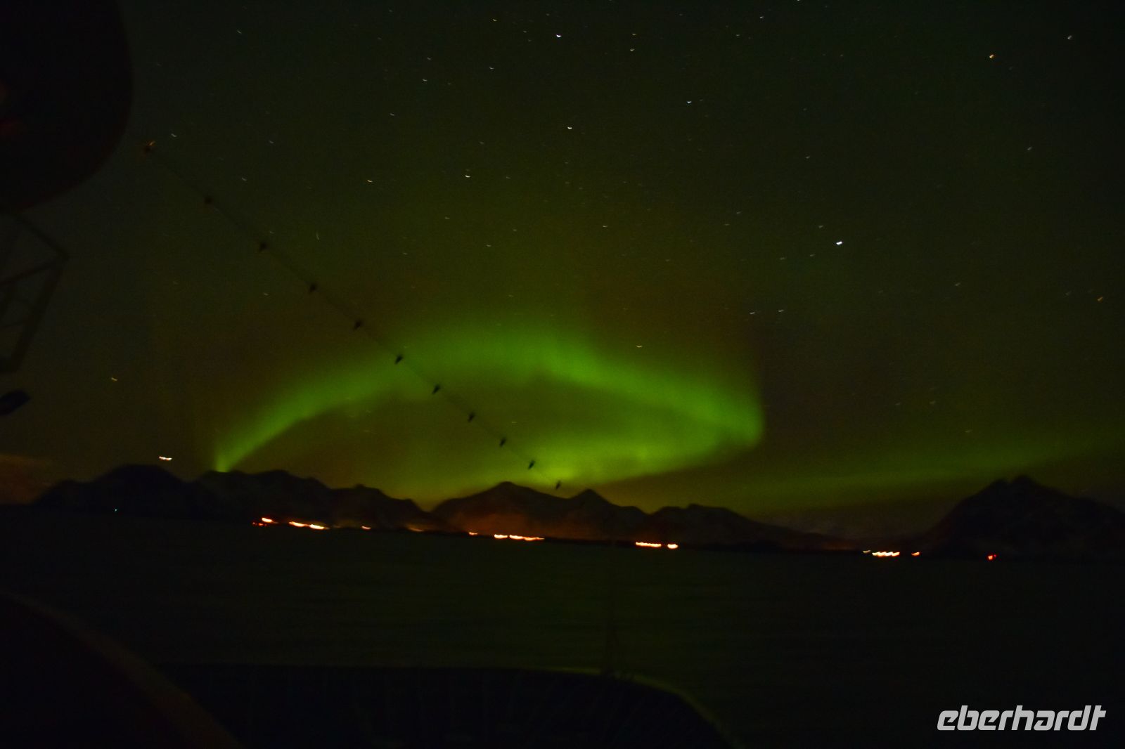 Polarlicht über dem Vestfjord und dem Lofoten Archipel