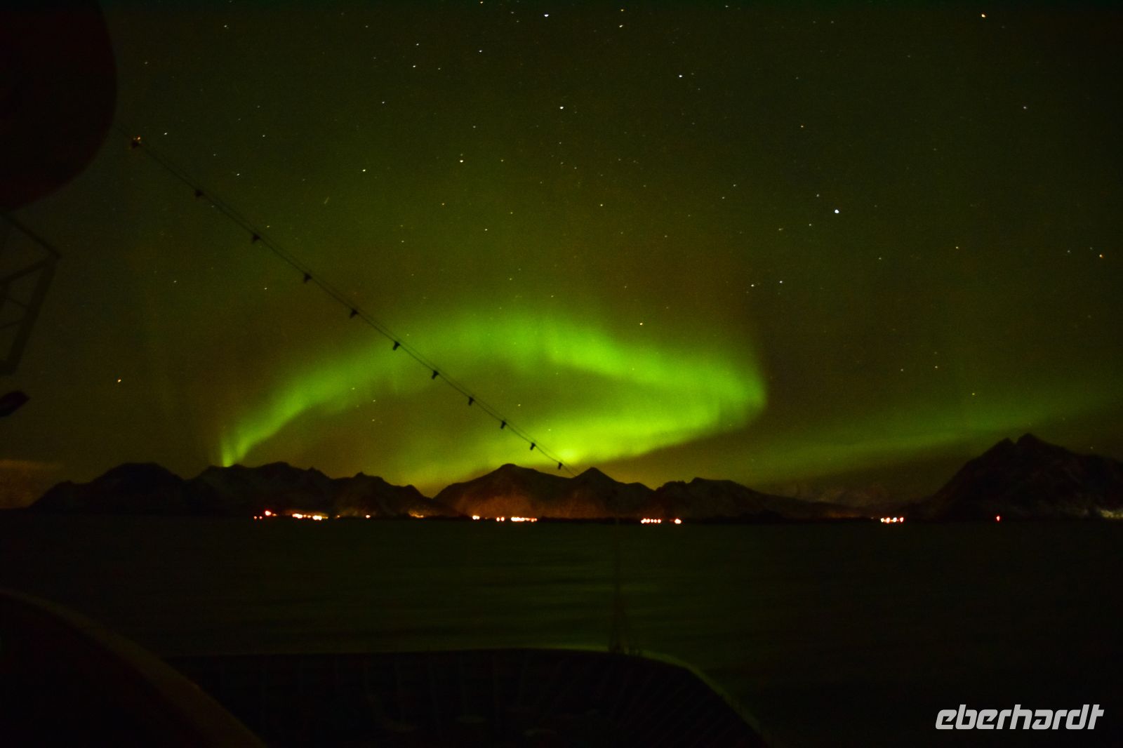 Polarlicht über dem Vestfjord und dem Lofoten Archipel