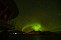 Polarlicht über dem Vestfjord und dem Lofoten Archipel