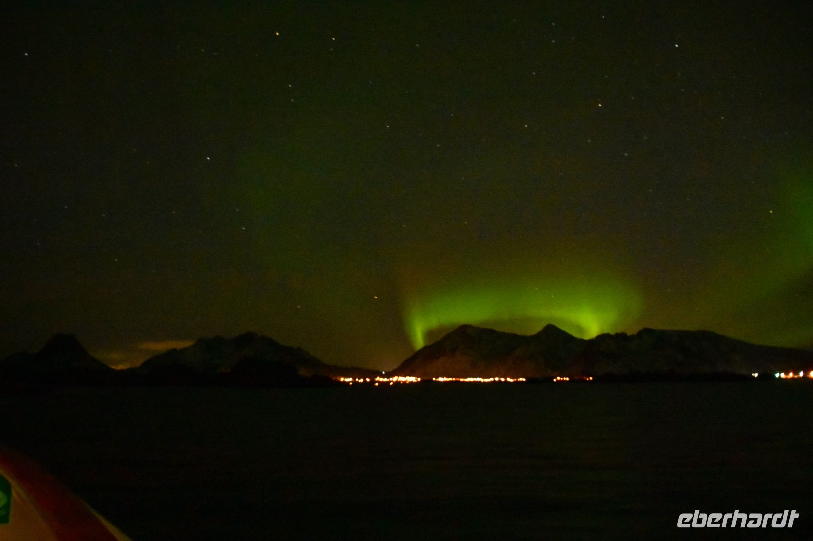 Polarlicht über dem Vestfjord und dem Lofoten Archipel