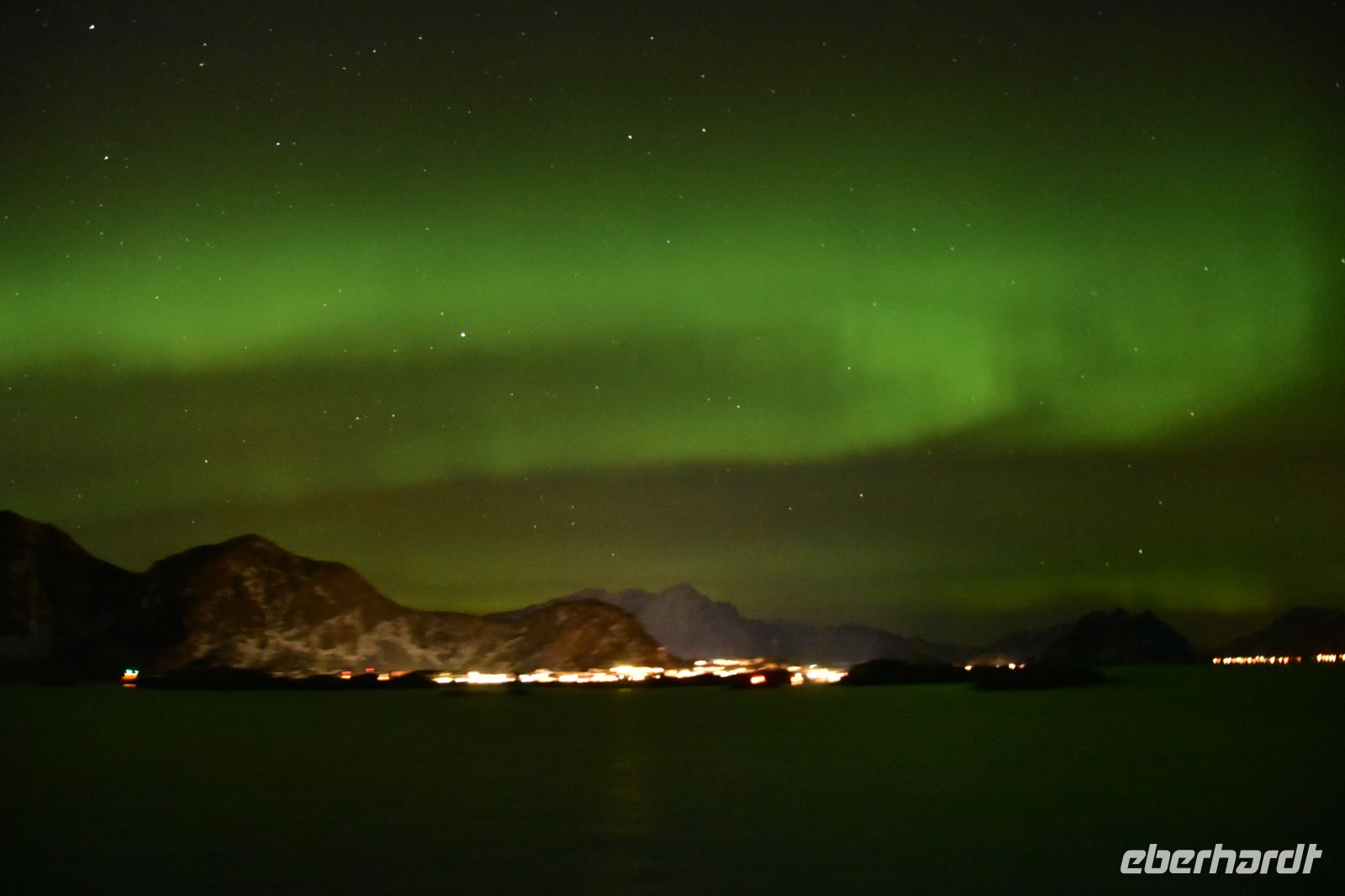 Polarlicht über dem Vestfjord und dem Lofoten Archipel
