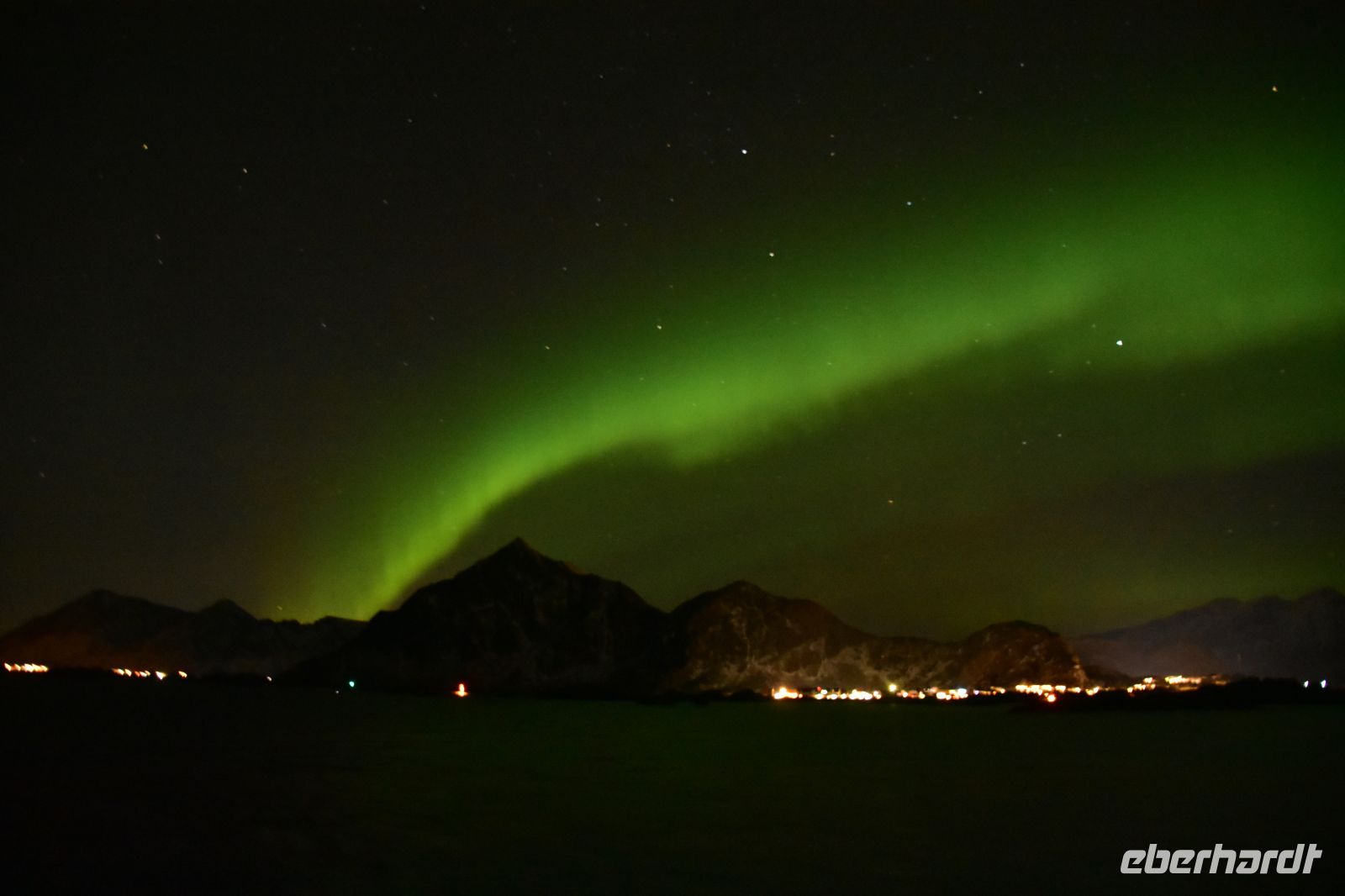 Polarlicht über dem Vestfjord und dem Lofoten Archipel