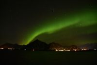 Polarlicht über dem Vestfjord und dem Lofoten Archipel