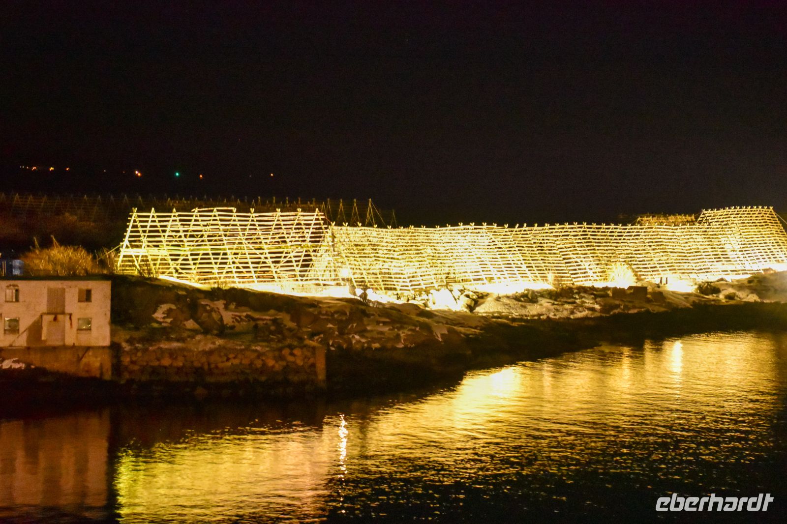 Svolvær - Hauptort der Lofoten - Trockengestelle des Stockfisch
