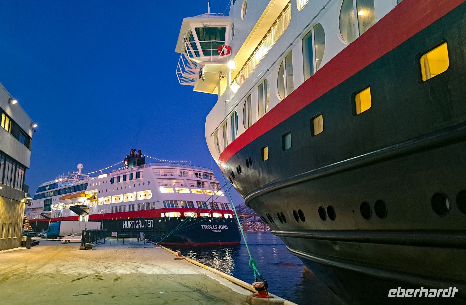 Zwei Schwestern im Hafen - M/S Trollfjord (Signature Reise Nordkapp-Express) und Kystrute M/S Midnatsol