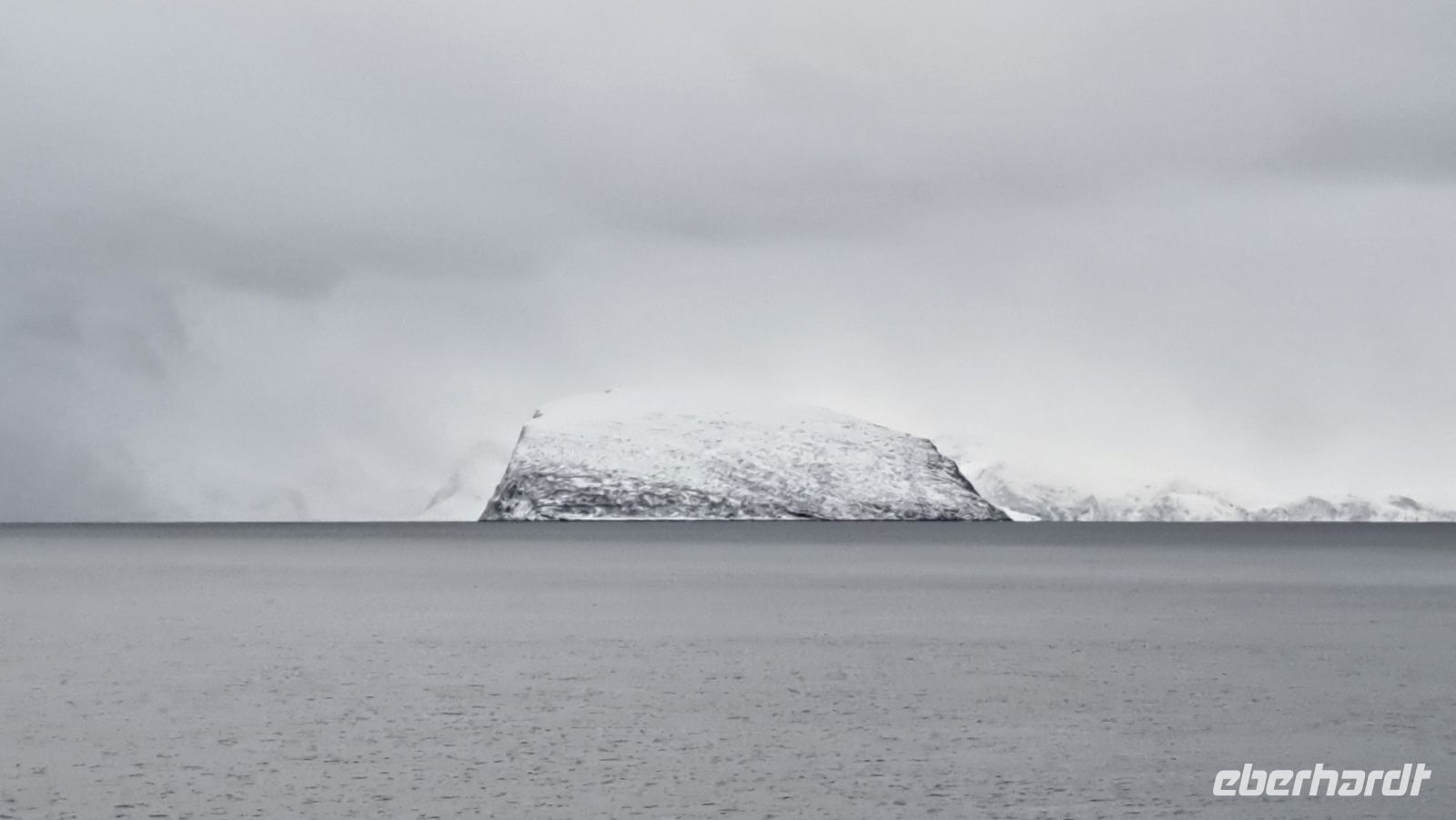 Hammerfest - Håja - eine der größten Gesteinsblöcke der Welt - der Block wurde durch Gletscher an diese Stelle transportiert (295 m hoch - 