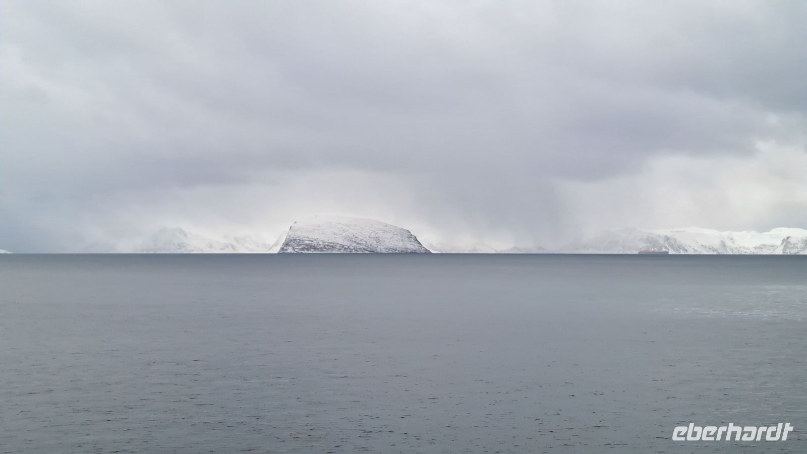 Hammerfest - Håja - eine der größten Gesteinsblöcke der Welt - der Block wurde durch Gletscher an diese Stelle transportiert (295 m hoch - 