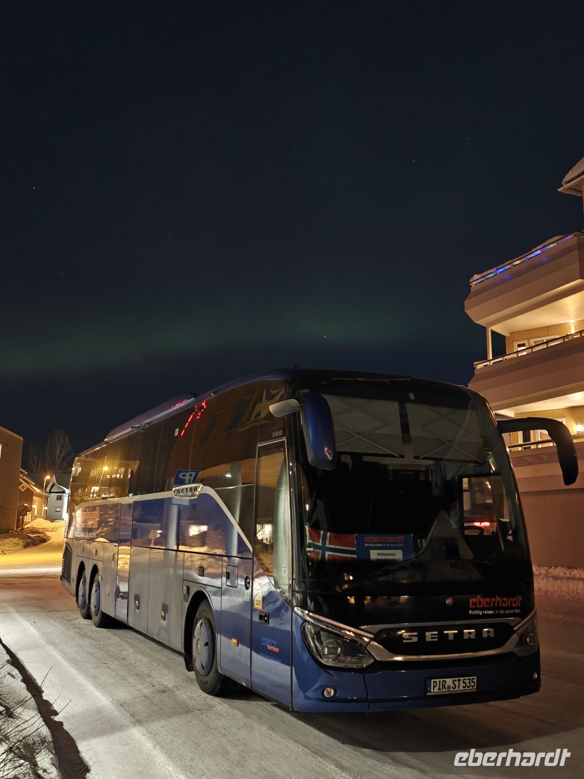 Unser Bus mit Polarlichtern
