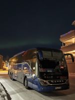 Unser Bus mit Polarlichtern