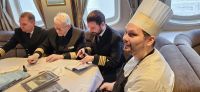 Kapitän, Offiziere und Chefkoch &ndash; &copy; Ria Heilmann (Eberhardt TRAVEL)