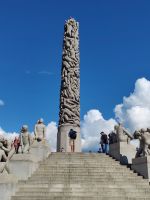 Ein Monolit aus den, in den Stein gemeißelten menschlichen Gestalten  &ndash; &copy; Marta Rass (Eberhardt TRAVEL)