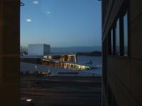 Blick auf die erleuchtete Oper in Oslo