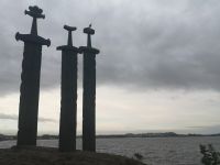 3 Schwerter in Fels