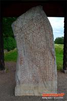 Runenstein und Kirche von Rök