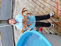 Samijunge mit Königskrabbe