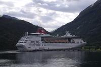 Kreuzfahrtschiff in Hellesylt