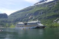 Kreuzfahrtschiff in Geiranger
