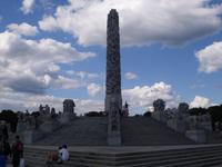 Monolith mit 121 Figuren